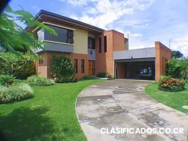 Alquilo excelente casa en residencial
