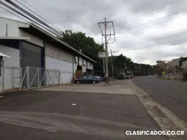 Bodega frente al parque de diversiones