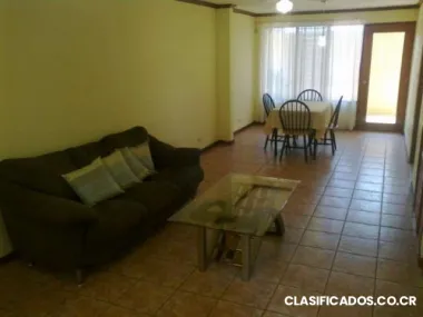 Casa amplia amueblada en condominio! 2 pisos, 3c 2b patio (la uruca)
