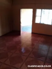 Casa de alquiler en limon centro barrio bohio