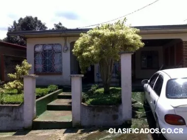 Casa de treinta millones en sarchí centro.