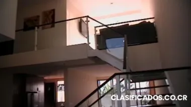 Casa estilo minimalista con acabados de lujo