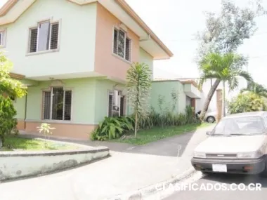 Casa independiente en residencial privado con seguridad!