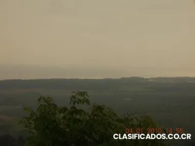 Finca con vista a la playa de matapalo redeada de un bosque hermoso
