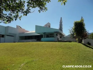 Hermosa mansion con jardines y piscina.