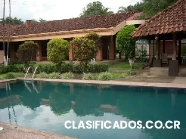 Linda casa con piscina para alquilar