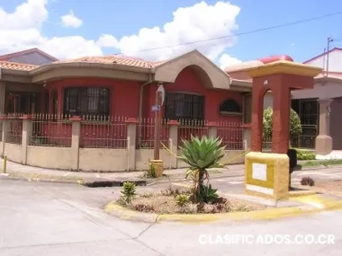 Preciosa casa en residencial seguro y muy bien ubicada!!