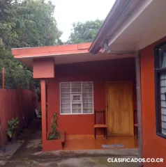 Propiedad con local comercial + 3 apartamentos