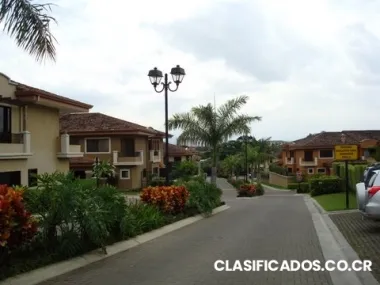 Se alquila casa en condominio