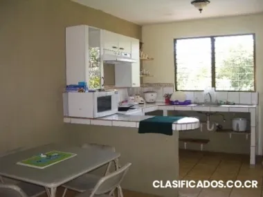 Sealquila linda casa en playa jaco