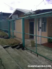 Tranquila casa en fila de aserri