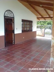 Alquilo linda casa con amplios jardines y patio