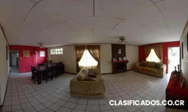 Casa amplia con espacioso jardín. super oferta