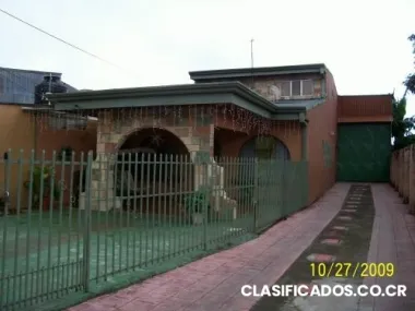 Casa de dos plantas con bodega o local comercial