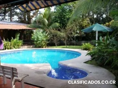 Casa de playa con piscina a 150m del mar para alquilar!