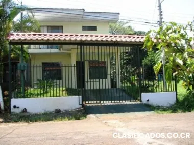 Casa en sector residencial, buen precio , atenas centro!
