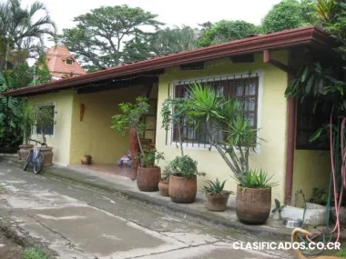 Ciudad colon - charming small house in a tropical garden