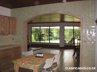 Hermosa casa con mucha zona verde, espaciosa, grande!!