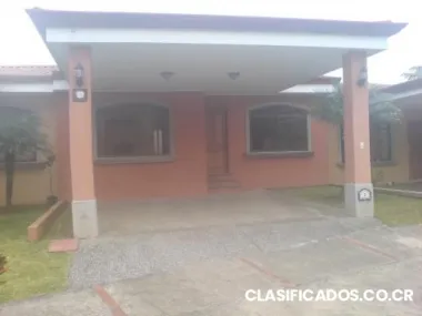 Preciosa casa en condominio muy grande