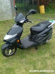 Scooter suzuki 125cc negra totalmente al dia