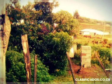 Se vende lote con casa en construccion