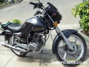 Vendo honda storm con equipo de protección