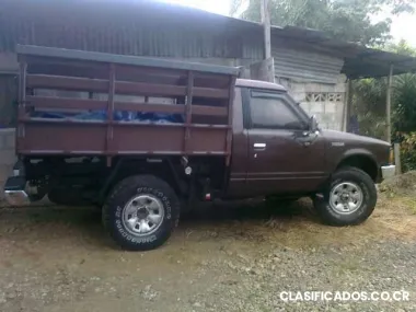 Vendo carro pick up marca nissan 720 (4x4)