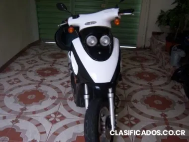 Vendo moto 125 cc marca formula color negra con blanco en buen estado