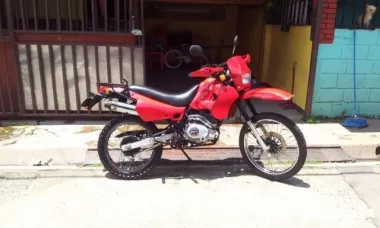 Motocicleta genesis 200 en duro esta como nueva lista para andar con ella