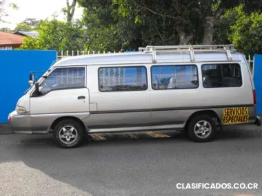 Tranporte de microbús con capacidad para 15 personas con placa de bus público.