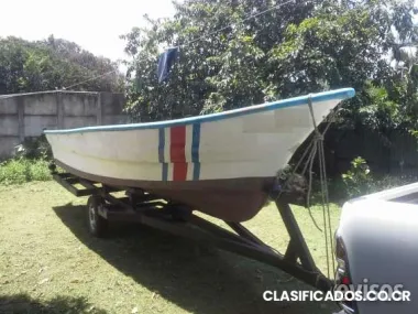Venta de lancha de fibra con carreta y motor.