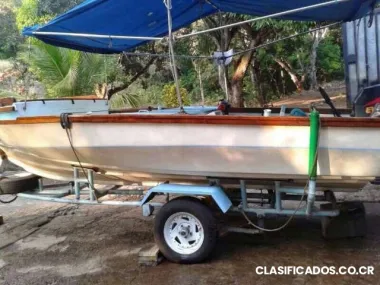 Linda lancha con remolque
