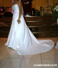 Lindo vestido de novia, en excelente estado, con un precio de 150000 colones, colección...