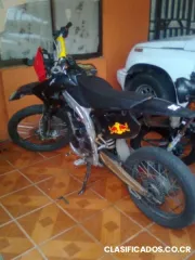Moto tipo montañera al dia año2010 .. 200cc estado buena tiene papeles todo al dia