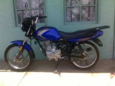 Por viaje vendo moto 550 , klm 1650 ., en buen estado y al dia.