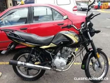 Se vende moto negra buena