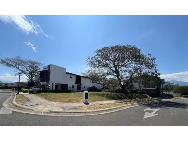 Lote esquinero en Condominio Tierras de Café