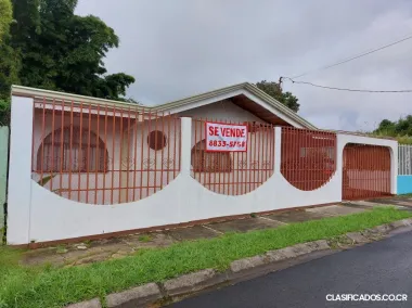 Casa amplia y super bien ubicada en Los Robles