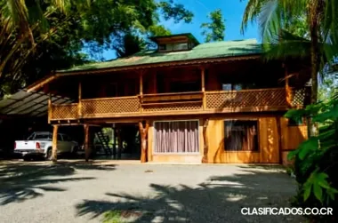 BELLÍSIMA PROPIEDAD CON 3 CASAS EN CAHUITA, LIMÓN. 