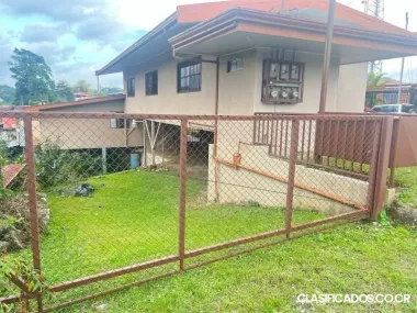 CASA DE 2 PLANTAS Y 3 LOCALES COMERCIALES EN SAN VITO. 