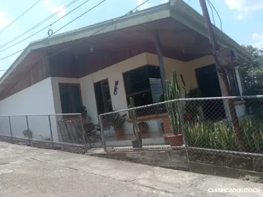 DE OPORTUNIDAD BELLA CASA EN RÍO GRANDE DE ATENAS. 