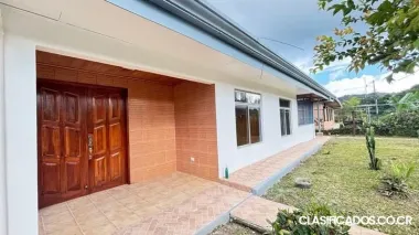 BELLA Y CÉNTRICA CASA EN SAN VITO DE COTO BRUS. 