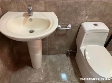 SE VENDE BELLA PROPIEDAD Y CASA EN ATENAS CENTRO. 