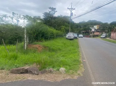 SE VENDE BELLA PROPIEDAD EN BARRIO JESÚS DE ATENAS. 
