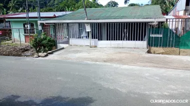 BELLA PROPIEDAD CON 2 CASAS EN GOLFITO, PUNTARENAS. 