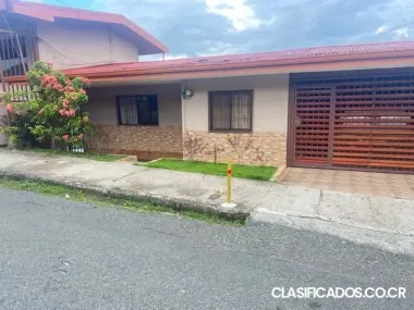 BELLA CASA CON 3 LOCALES COMERCIALES EN SAN VITO. 