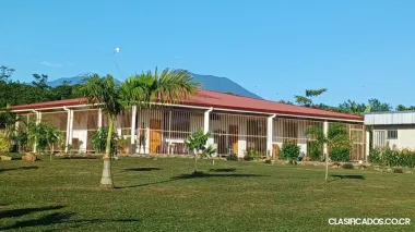 SE VENDE BELLA PROPIEDAD CON 2 CASAS EN SARAPIQUÍ. 